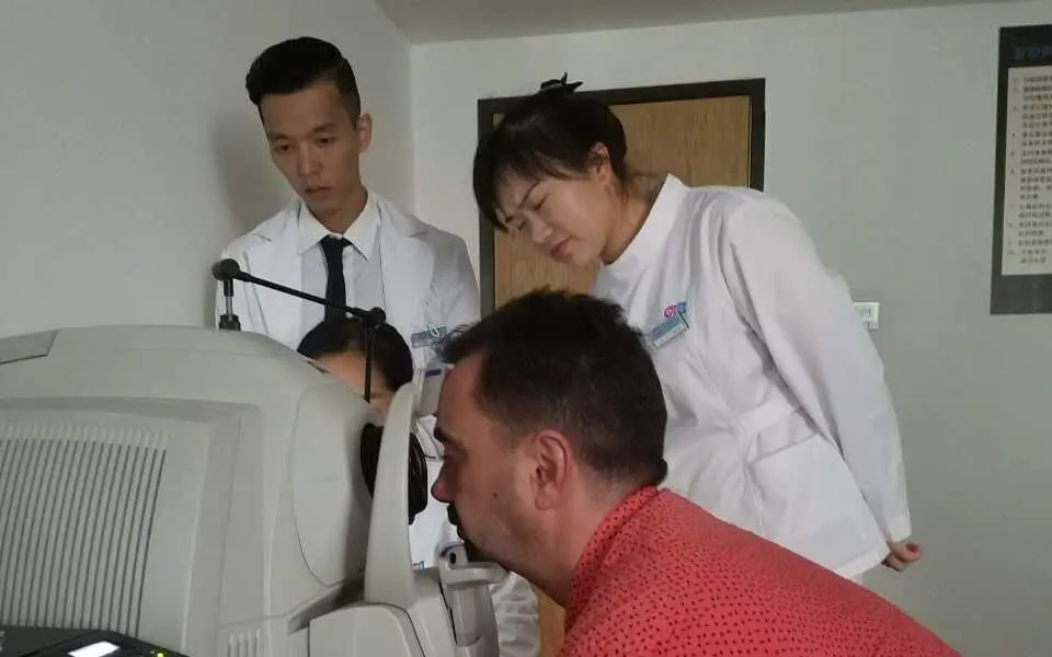Ovidiu Simion fez um exame oftalmológico no hospital.