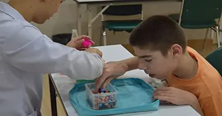 Alexandru Retorna para a Sétima Rodada de Tratamento com Células-Tronco para Paralisia Cerebral