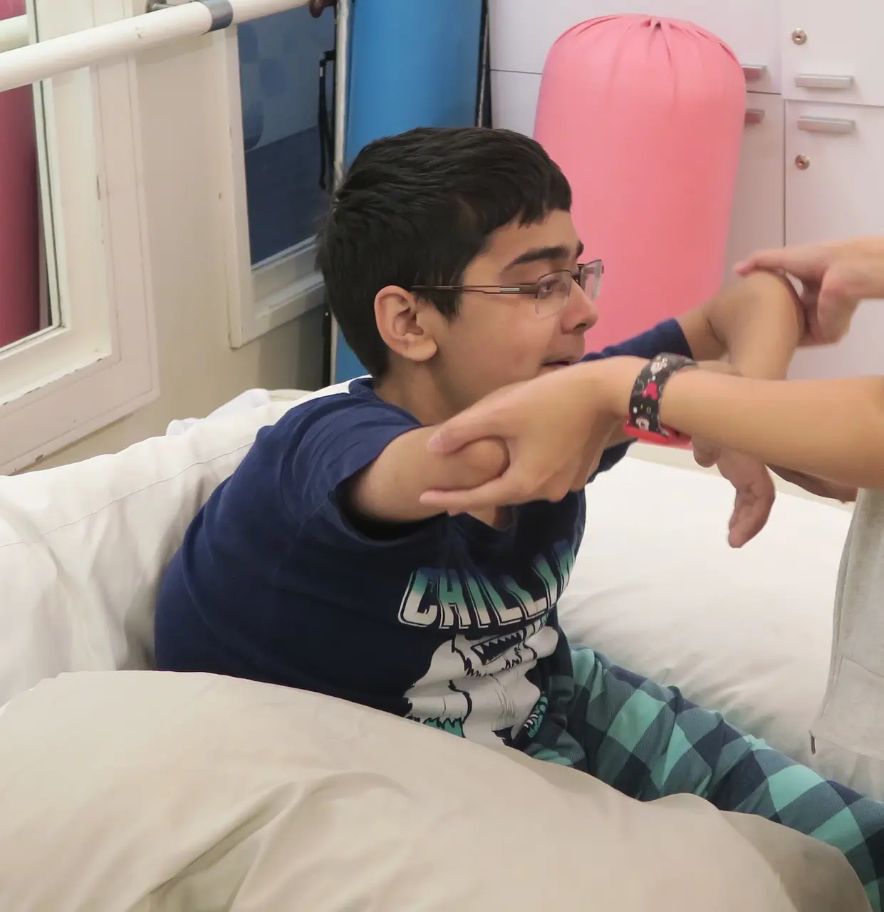 Saif durante uma sessão de fisioterapia