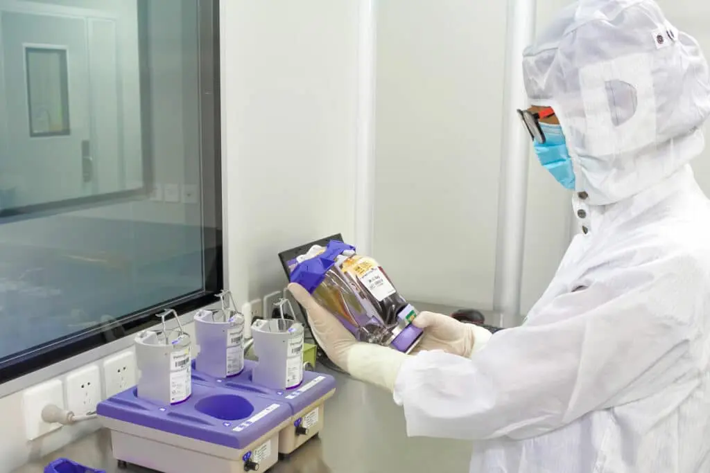 Técnico que testa um pacote da pilha de haste em um laboratório de Beike