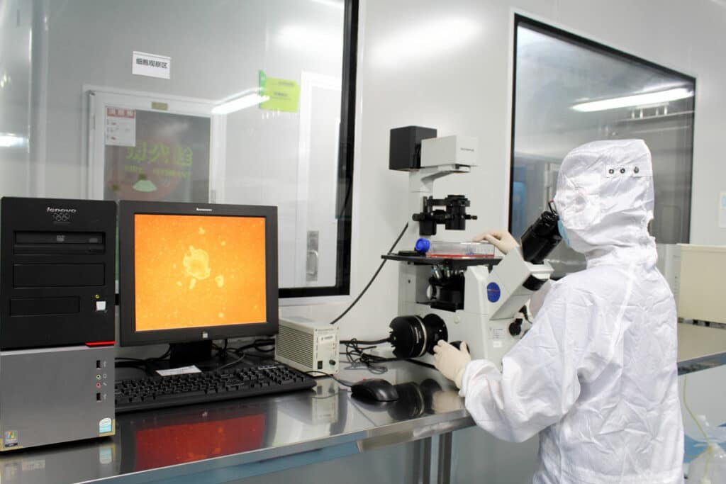 Inspeção da garantia de qualidade do pacote de células estaminais por um técnico da Beike